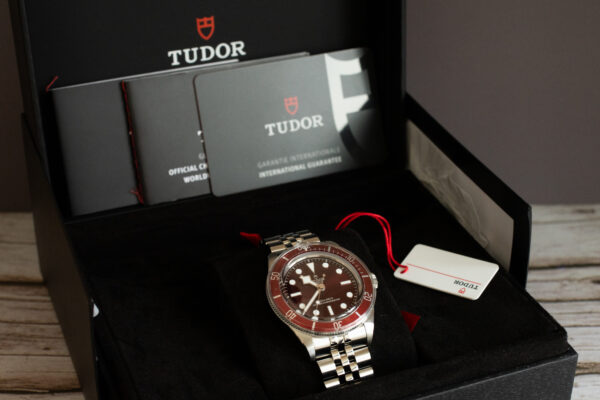 TUDOR Black Bay 58 Burgundy Box Shot